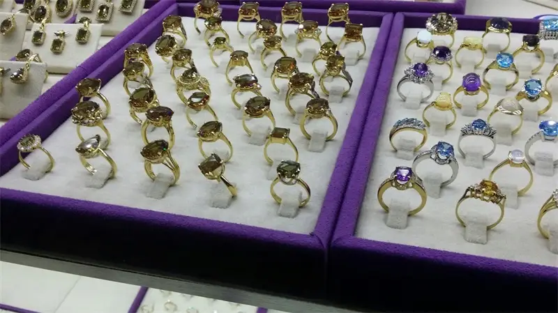 Which display cabinet lock is good for jewelry counters?